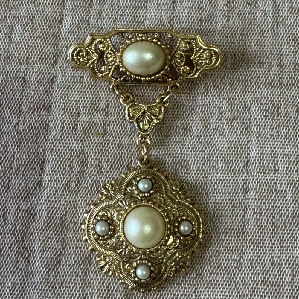 Elegant Gold Tone and Faux Pearl Brooch